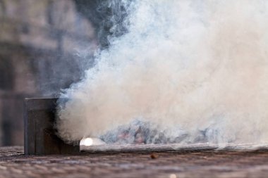Kışın evin bacasından çıkan dumanlar, tarlanın sığ derinliğine dikkat edin.