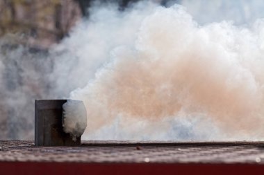 Kışın evin bacasından çıkan dumanlar, tarlanın sığ derinliğine dikkat edin.