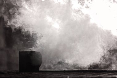 Kışın evin bacasından çıkan dumanlar, tarlanın sığ derinliğine dikkat edin.