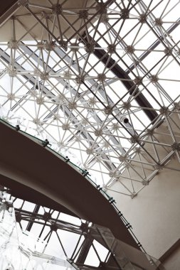 Alışverişte alışılmadık bir tavan, alan derinliğine dikkat edin.