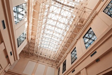 Metal çerçeveli ve havalandırmalı parlak iç tavanlar.