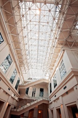 Alışverişte alışılmadık bir tavan, alan derinliğine dikkat edin.