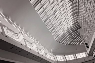 Alışverişte sıra dışı bir yüksek tavan, alan derinliğine dikkat edin.