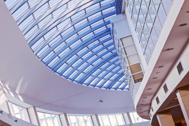 Alışverişte sıra dışı bir yüksek tavan, alan derinliğine dikkat edin.