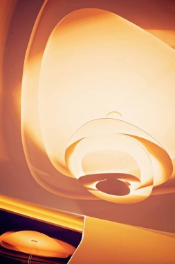 İç kısımda alışılmadık tavan ışıkları, alanın derinliğine dikkat edin.