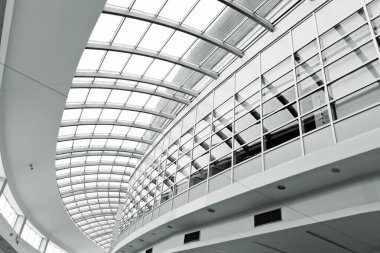 Metal çerçeveli ve camlı parlak iç tavanlar.