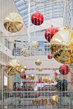 Noel için iç dekore edilmiş bir sürü top, dikkat edin sığ alan derinliği