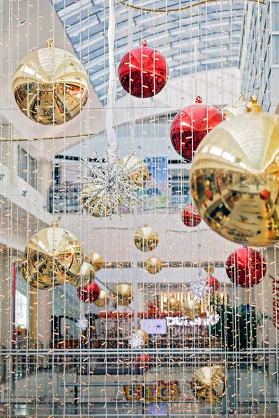 Noel için iç dekore edilmiş bir sürü top, dikkat edin sığ alan derinliği