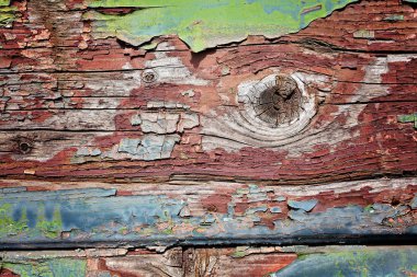 Hasarlı ahşap duvar ve boya kalıntıları