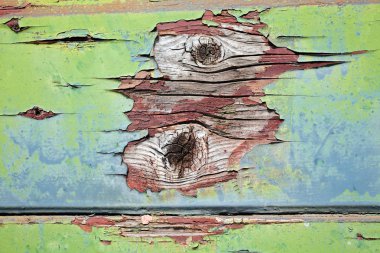 Hasarlı ahşap duvar ve boya kalıntıları