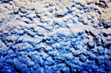 Boya kalıntıları olan hasarlı duvar