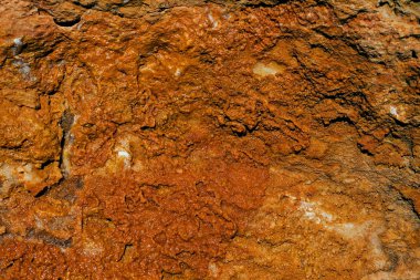 Mağaranın girişinde taş duvar var.