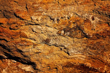 Mağaranın girişinde taş duvar var.