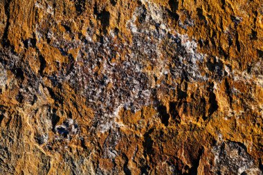 Mağaranın girişinde taş duvar var.