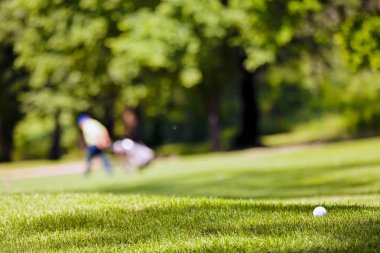 Ağaçları saran, Not alan sığ derinliği ile Golf Sahası