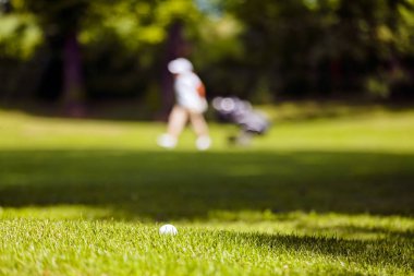 Ağaçları saran, Not alan sığ derinliği ile Golf Sahası