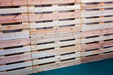 Ham ahşap tahtalar duvar gibi.