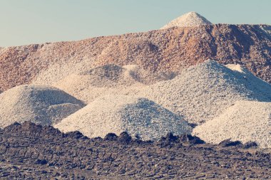 İnşaatta farklı renkte çakıl taşları, alan derinliğine dikkat edin