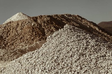 İnşaatta farklı renkte çakıl taşları, alan derinliğine dikkat edin