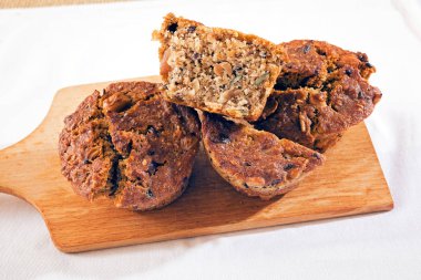 Tahtada karabuğday ve tohum olan mısır ekmeği.