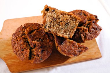 Tahtada karabuğday ve tohum olan mısır ekmeği.