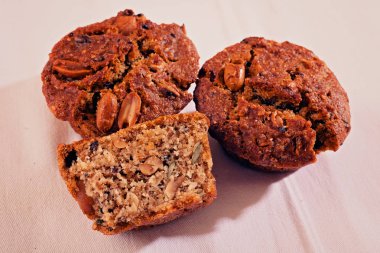 Beyaz arka planda karabuğday ve tohumlu mısır ekmeği