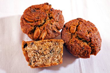 Beyaz arka planda karabuğday ve tohumlu mısır ekmeği