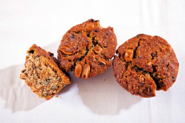 Beyaz arka planda karabuğday ve tohumlu mısır ekmeği