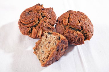 Beyaz arka planda karabuğday ve tohumlu mısır ekmeği