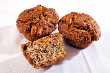 Beyaz arka planda karabuğday ve tohumlu mısır ekmeği