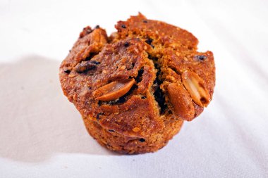 Beyaz arka planda karabuğday ve tohumlu kek.