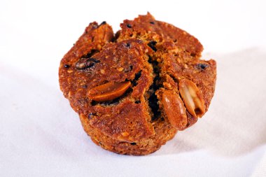 Beyaz arka planda karabuğday ve tohumlu kek.