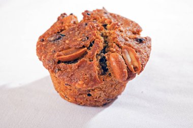 Beyaz arka planda karabuğday ve tohumlu kek.