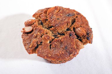 Beyaz arka planda karabuğday ve tohumlu kek.