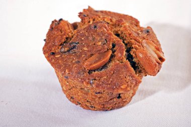 Beyaz arka planda karabuğday ve tohumlu kek.