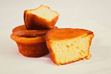 Beyaz arka planda mısır ekmeği parçaları