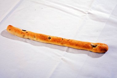 Beyaz arkaplanda zeytin dolu çubuklar şeklinde hamur işi