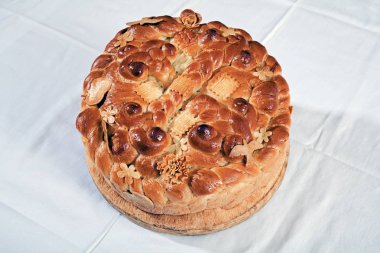 Beyaz kumaşlı geleneksel ortodoks pastası.