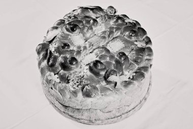 Beyaz kumaşlı geleneksel ortodoks pastası.