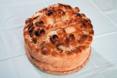 Beyaz kumaşlı geleneksel ortodoks pastası.