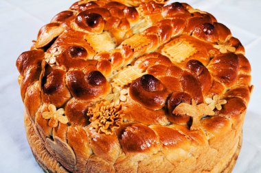 Beyaz kumaşlı geleneksel ortodoks pastası.