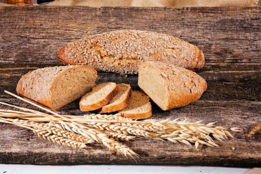 Tahta arka planda tohumları olan ekmek.