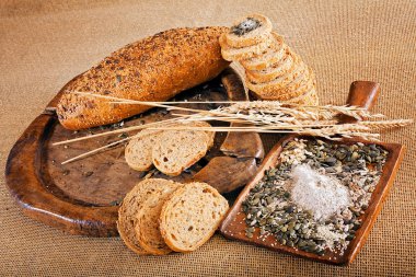 Tahta tabakta tohumlu ekmek