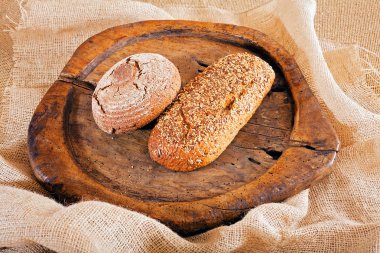 Tahta tabakta tohumlu ekmek