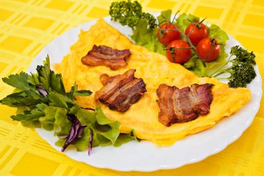 Omlet pastırma ve sebze ile