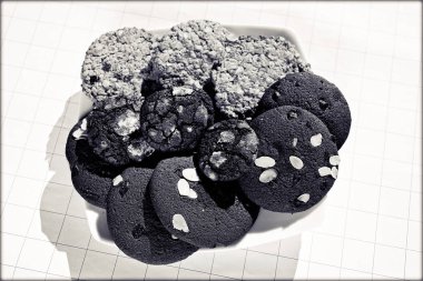 Kurutulmuş meyve, kakao ve bademli bisküvi.