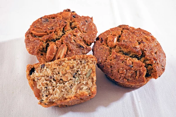 Beyaz arka planda karabuğday ve tohumlu mısır ekmeği