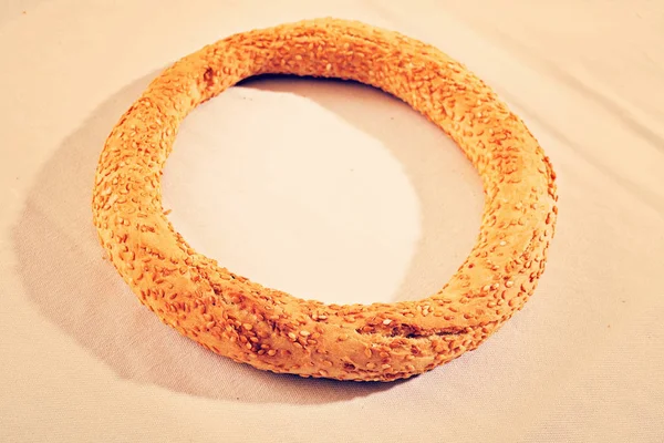 Bagel Com Sementes Gergelim Fundo Branco — Fotografia de Stock