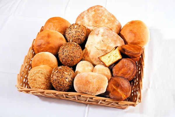 Verschiedene Brotsorten Aus Verschiedenen Mehlen Einem Weidenkorb — Stockfoto