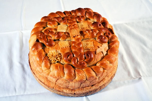 Dantel Kumaşın Üzerinde Geleneksel Ortodoks Pastası — Stok fotoğraf